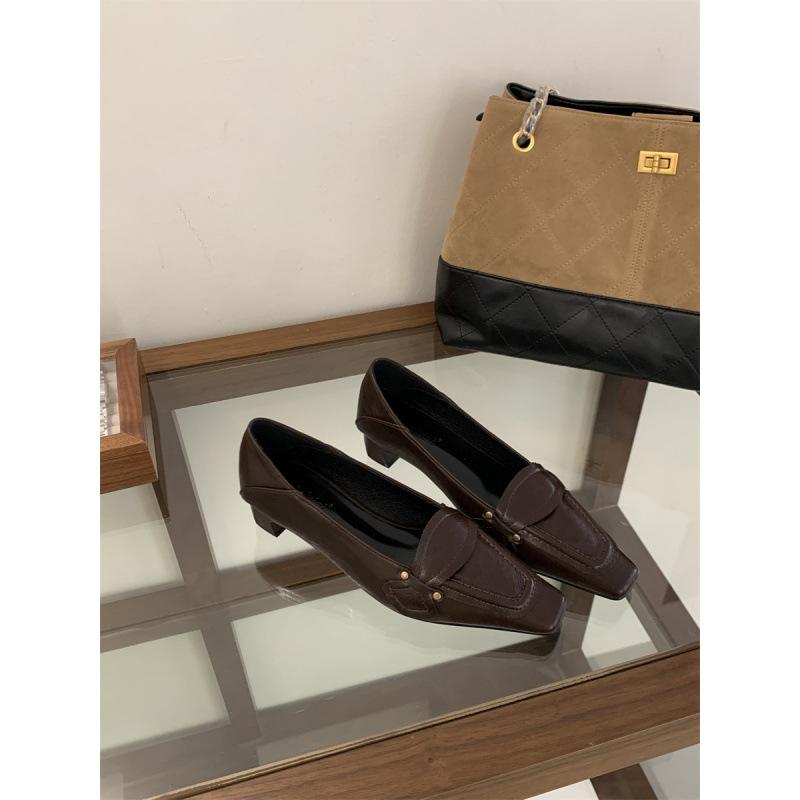 

2025 autumn French commuter versatile small leather shoes women s square head thick heel shallow mouth high heel temperament one pedal loafers 39 коричневый