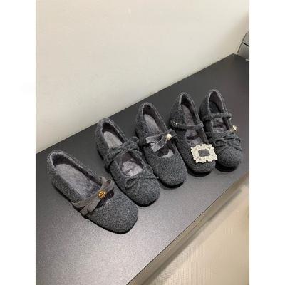 Chaussures Mary Jane grises en peluche pour femmes, confortables et chaudes, idéales pour l'extérieur. Elles sont rehaussées et épaisses, parfaites pour l'hiver.