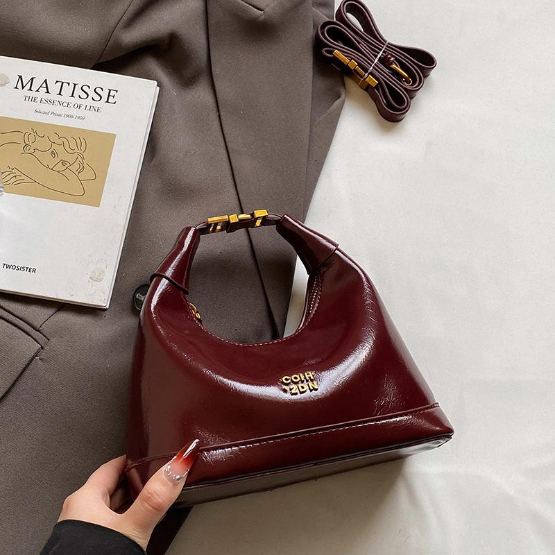 

2025 new French high-end oil wax leather portable dumpling bag temperament versatile commuter casual messenger women s bag