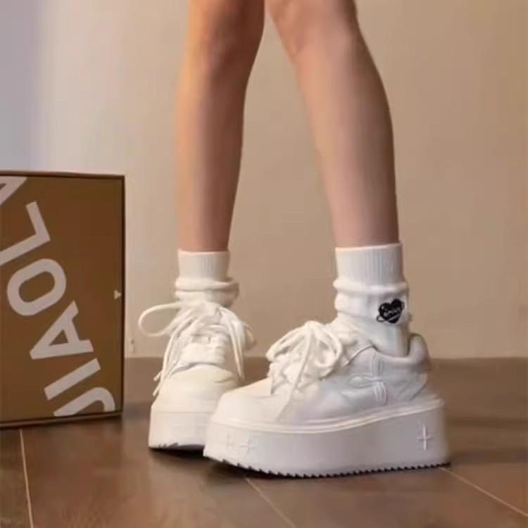 Four-leaf clover thick-soled little white shoes for women's 2025 spring new versatile height-increasing muffin sports and leisure board shoes ins sh