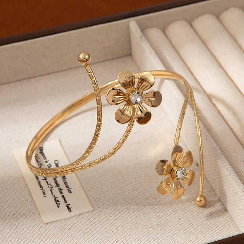 Modisches Geometrisches Mehrschichtiges Öffnungsarmband Damen Nische Einfach High-End Armreif Französischer Leichter Luxus Liebesblatt Schmuck