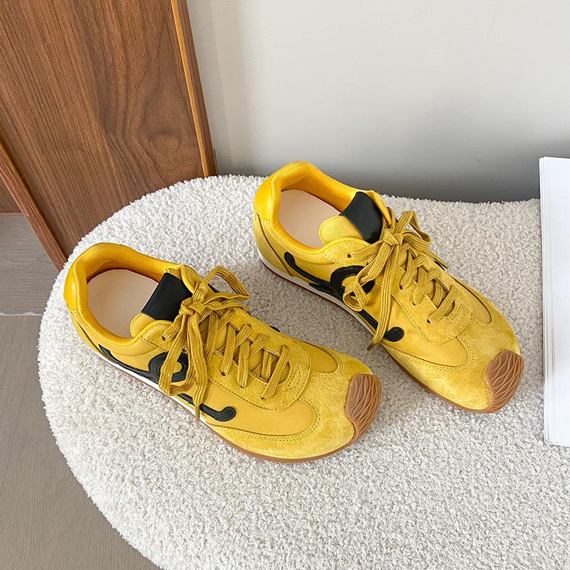 2025 vår och höst mjukbottnade tyska träningsskor Wang Yibo samma asymmetriska stora tå snörning ledig stil Forrest Gump skor dam