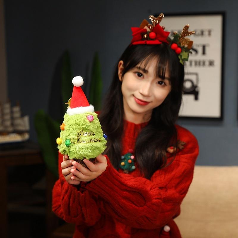 Verschiedene Größen Hübsch Aufgemacht Cartoon Weihnachtsbaum Plüschtiere Weicher Weihnachtsbaum mit Weihnachtsmannmütze Hübsche Weihnachtsfeierdeko