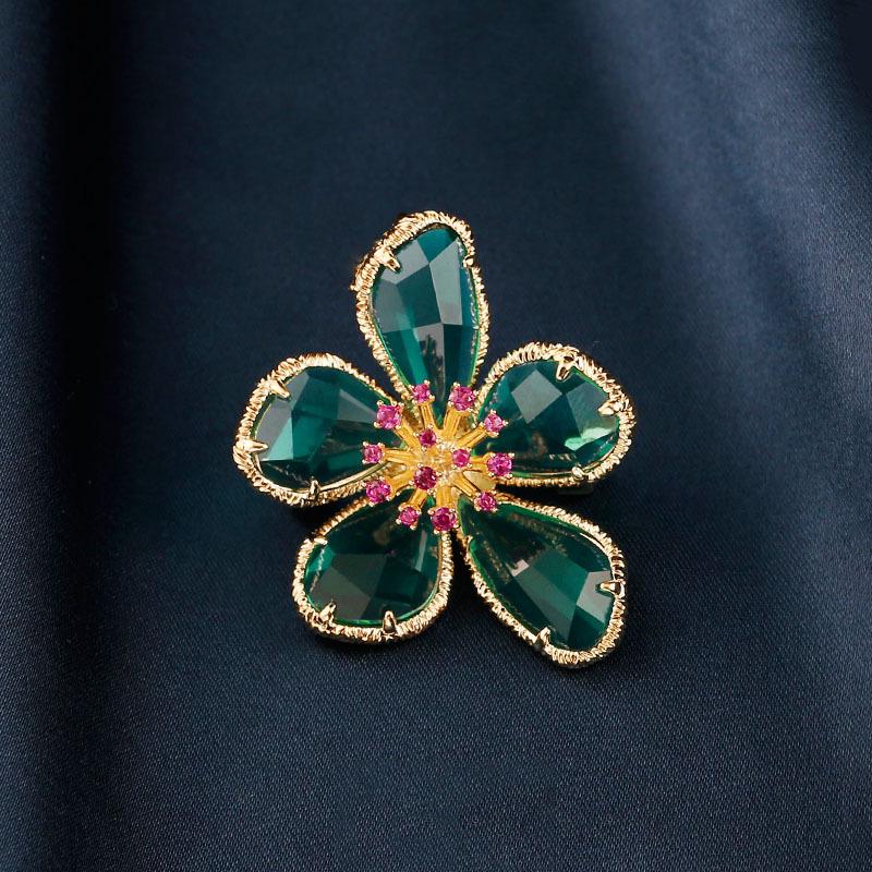 

Elegant Crystal Flower Brooch for Women – Exquisite Corsage Coat Pin Gift