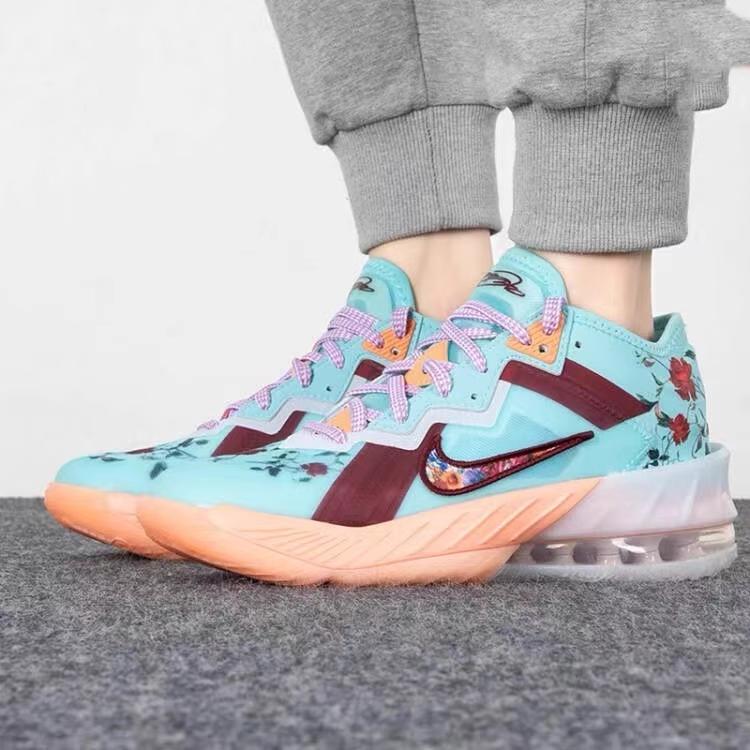 Mimi Plange x Nike LeBron 18 Low GS Daughters Chaussures pour Enfants Bleu Psychic-Blue Violet-Shock DN4177-400