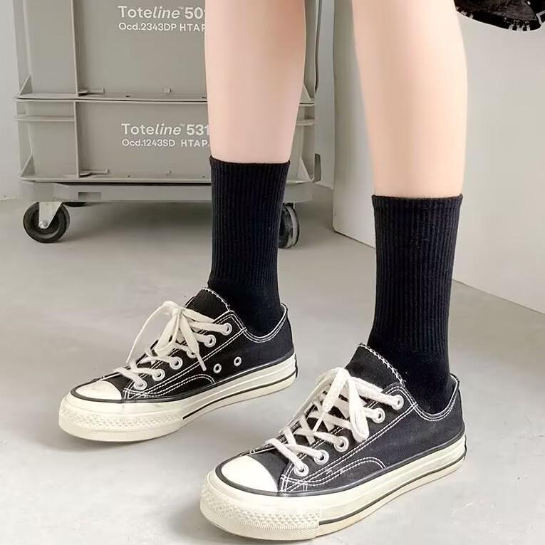 Trendy Unisex Long Tube Socks: Autumn Thin Black/White, Mid-Calf Sports High-Top