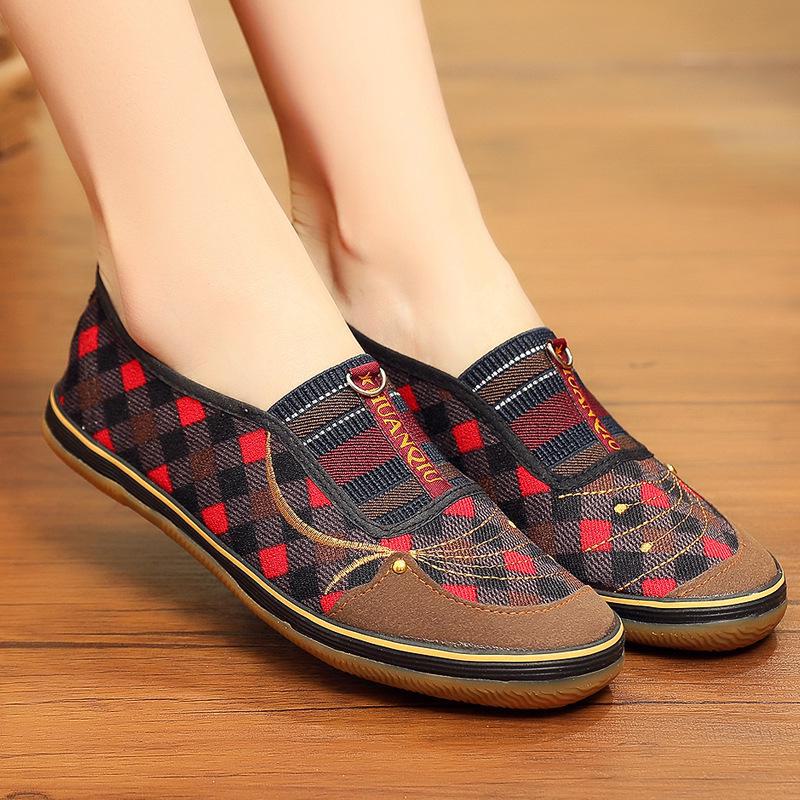 Women's Old Beijing Cloth Shoes: Durable, Non-Slip Cowhide Sole for Middle-Aged and Elderly.