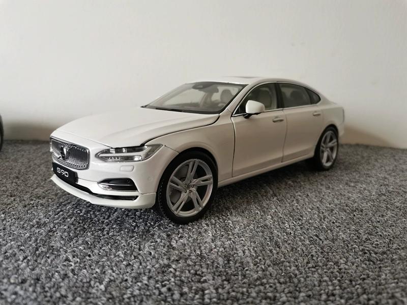 Official Volvo 1:18 Scale Alloy Car Models - XC60, XC90, S60L, Die-Cast with Factory Metallic Paint, Collector's Display Model