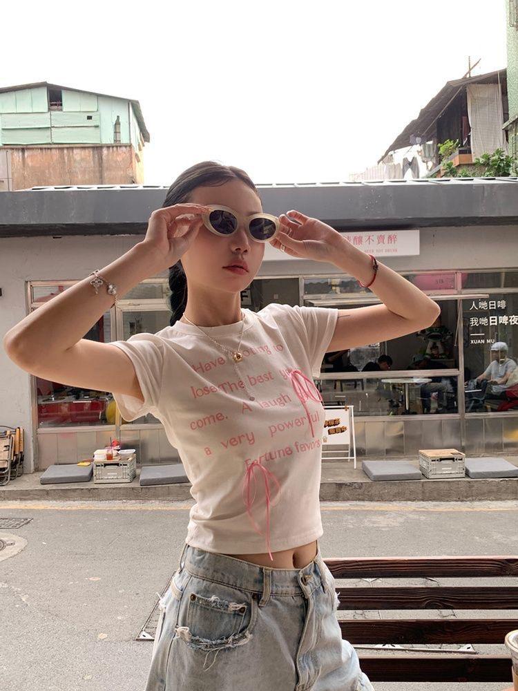 Tricou estetic cu litere dulci cu imprimeu pentru femei cu fundă de vară, elegant, drăguț, îmbrăcăminte slim fit, moda coreeană, topuri cu gâtul în formă de O, îmbrăcăminte de stradă