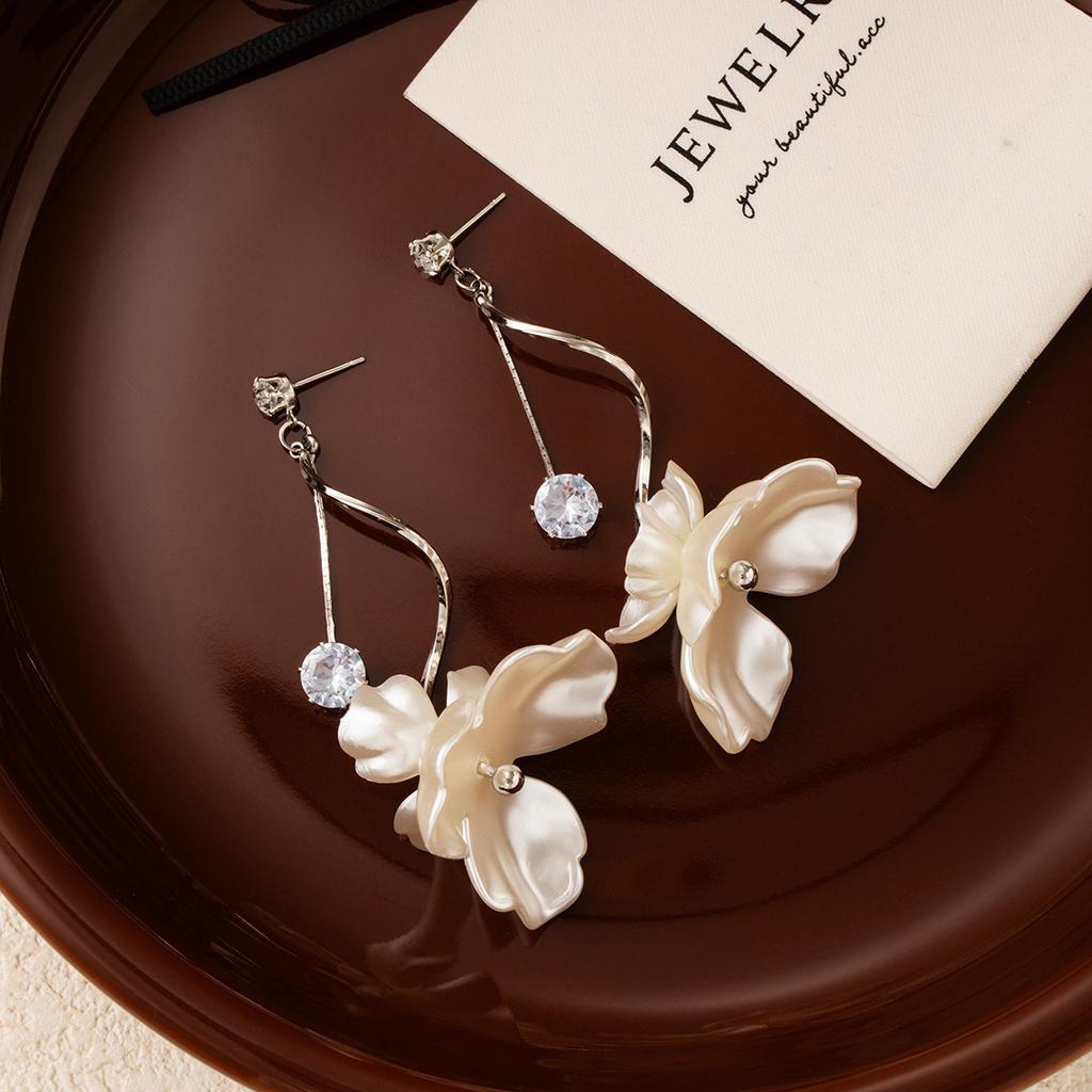 Sweet Long Diamond-Set White Flower Fringed Earrings Gentle Super Fairy French Vacation Seaside Exquisite Earrings