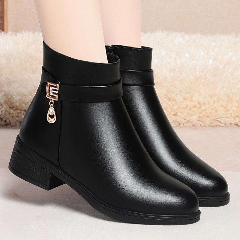 Mom Shoes Cotton Shoes, New Autumn and Winter Short Boots    and Elderly Women's Shoes Velvet Leather Shoes Martin Boots