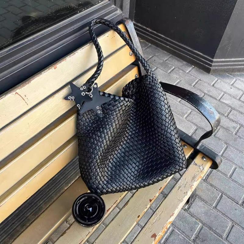 Premium sense niche design hand-woven bag large capacity tote bag casual lazy wind single shoulder underarm bucket bag