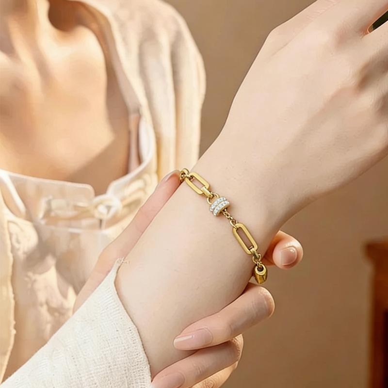 Simple and elegant elliptical bracelet titanium steel bracelet, suitable for all seasons as a versatile accessory.