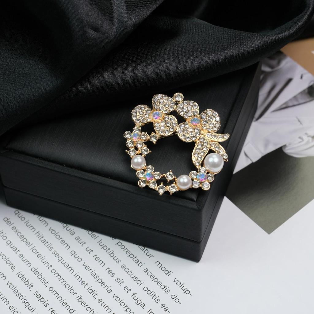 Elegant Versatile Light Luxury Corsage Brooch with Niche Design - Anti-Exposure Pin