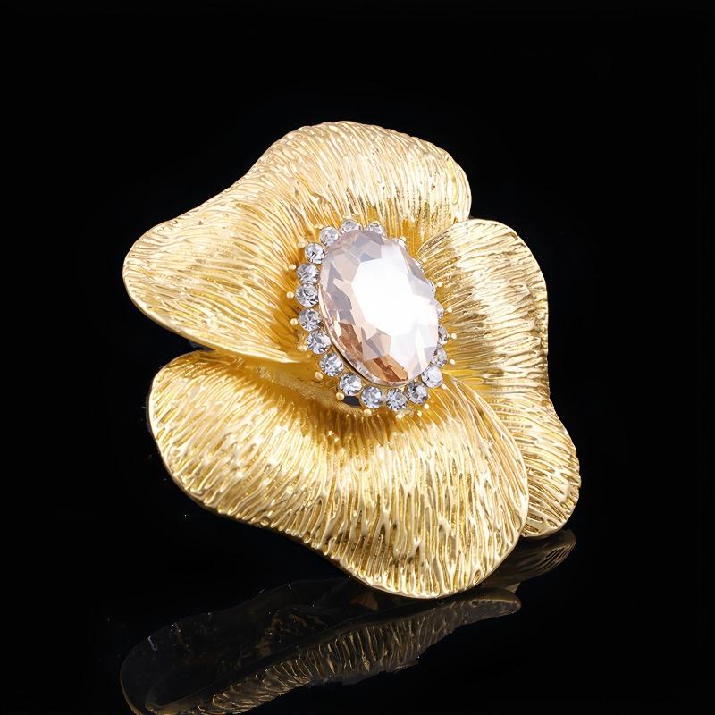 The Golden Noble Flower Brooch Is A High-end and Elegant Crystal Flower Brooch with A Light Luxury and High-end Feel