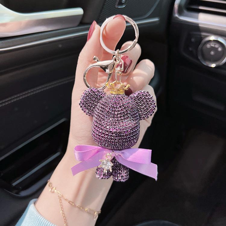 

Стильный брелок в виде медведя с бриллиантовой короной и лентой - очаровательный аксессуар для куклы и элегантный подарок