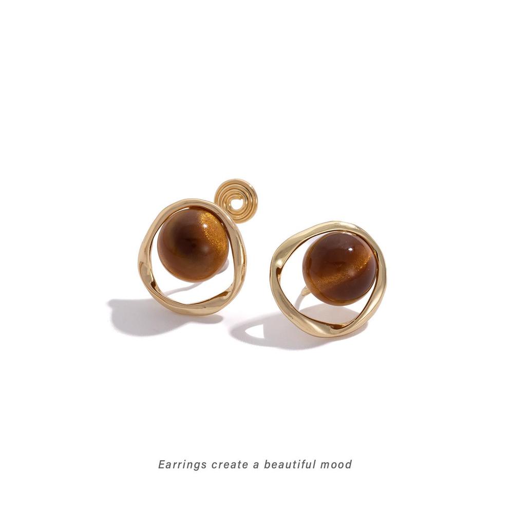 Hollow Tiger's Eye Clip-On Earrings: Retro, Elegant Design for Non-Pierced Ears