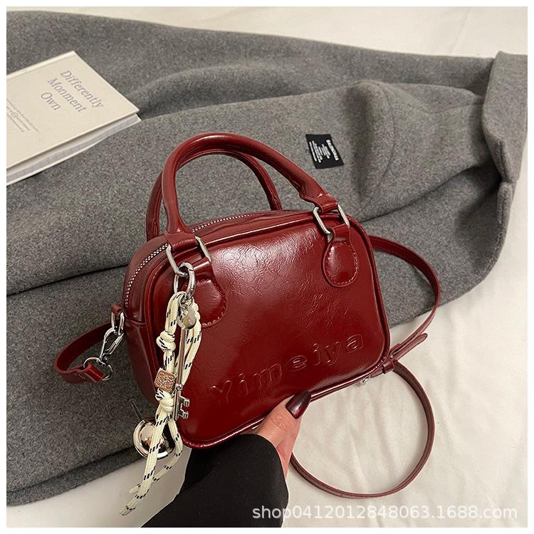 

Women s bag 2025 new trendy high-end fashion versatile shoulder messenger bag popular this year portable small square bag розовый