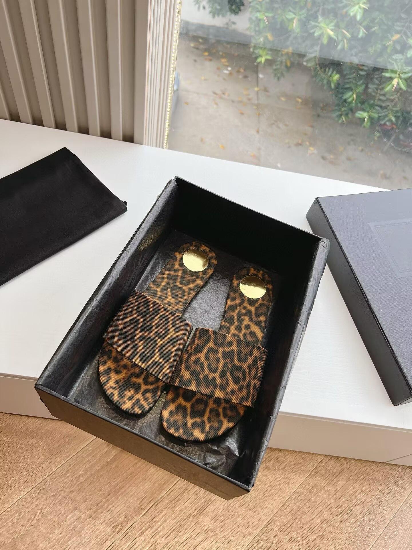 

Sheepskin version~ Beautiful leather flat-bottomed one-word slippers for women s summer wear French small sandals beach soft-bottomed half slippers 40