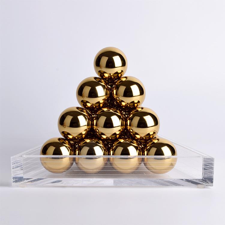 Metallhandwerk Goldkugel Dreieck Geometrisch Dreieckiger Turm Statue Kugelförmige Pyramide Dekorative Figuren Heimdekoration