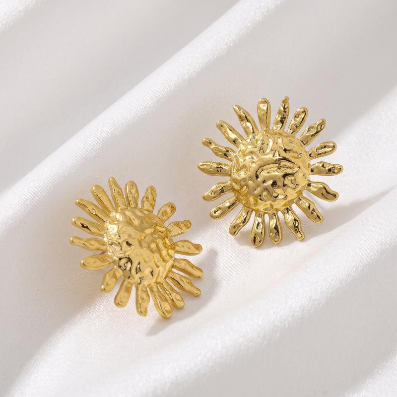 French retro sunflower stud earrings for women, heavy industry hammer texture metal earrings, niche light luxury atmosphere earrings