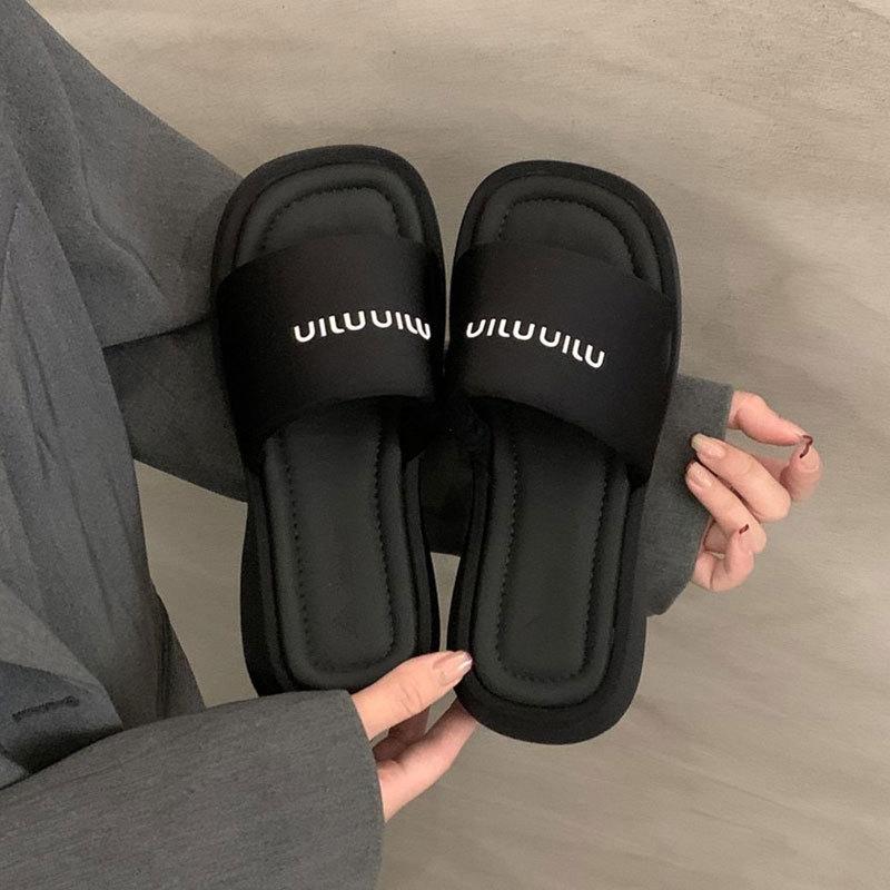 Internet-Berühmtheit Muffin-Plateau-Slipper Outdoor-Bekleidung Damenschuhe 2025 Sommer neue erhöhende schwarze Sandalen