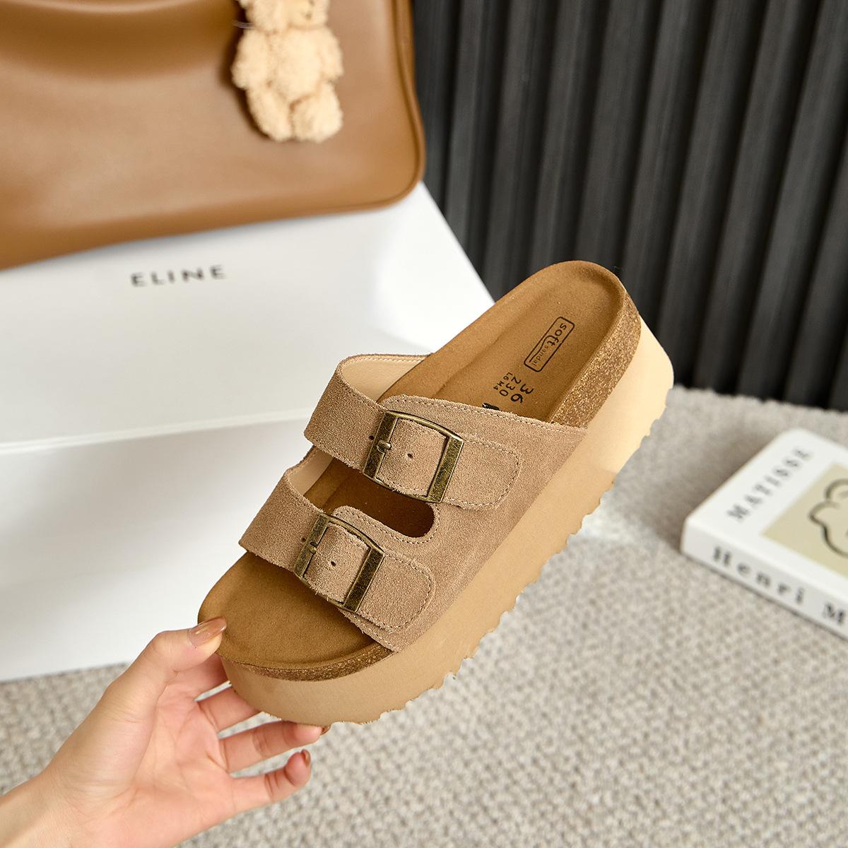 Модные летние женские тапочки на платформе из пробки 2024 года из коровьей замши с двумя — фото 3