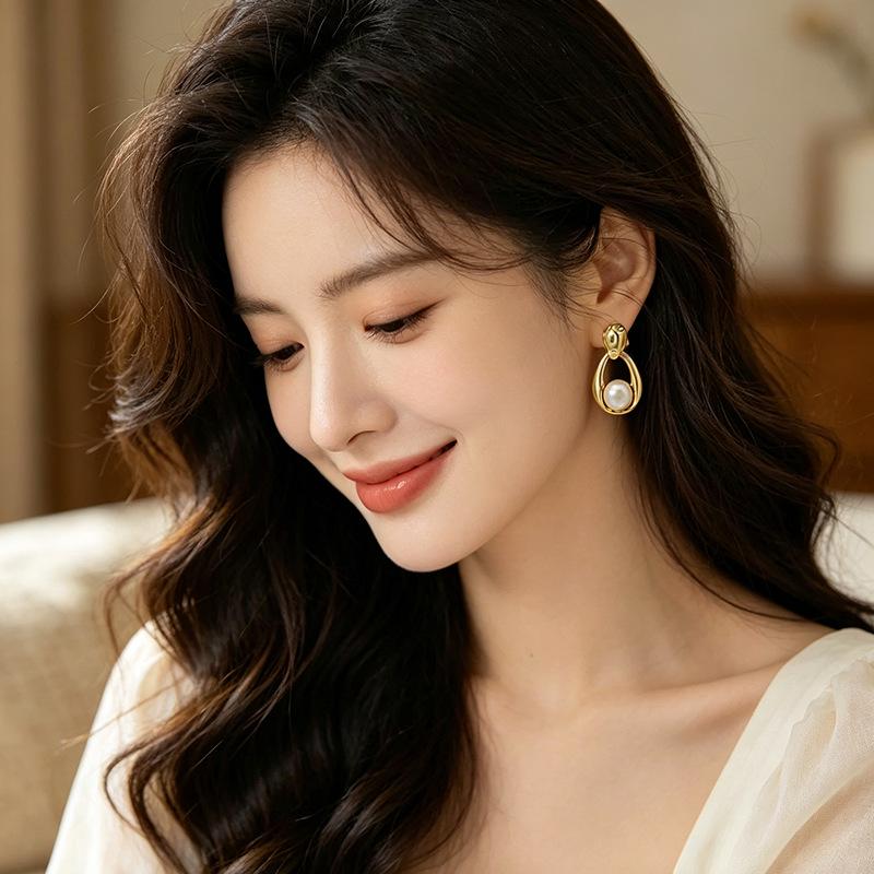 Elegant S925 Silver Water Drop Pearl Stud Earrings: Freshwater Pearl Design