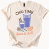 T-shirt Graphique Chai Time Illustration Thé Épices et Détente avec Cannelle Cardamome et Tranche d'Orange T-shirt Unique Coupe Décontractée