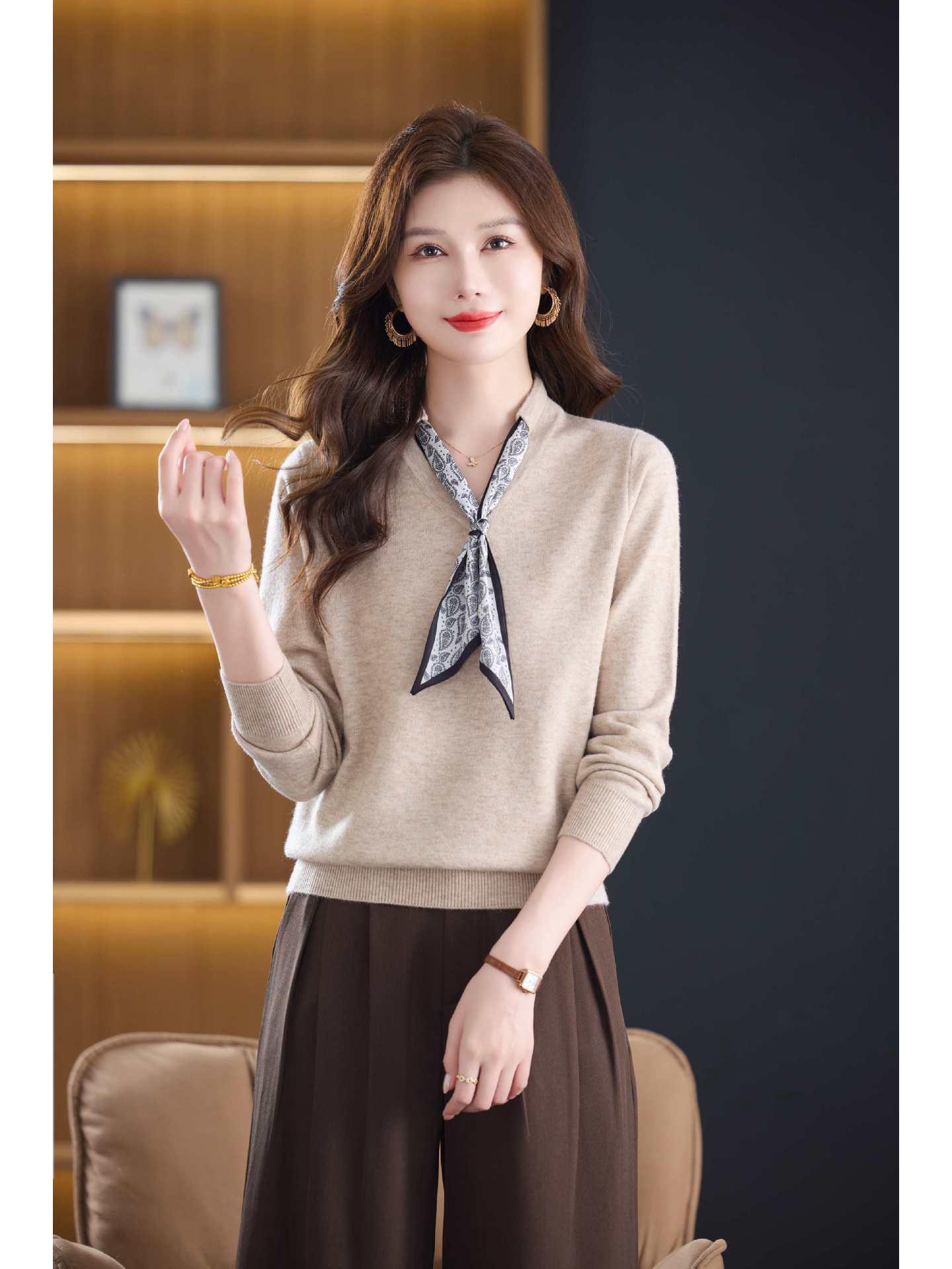 

Autumn Bow V-Neck Wool Sweater - Stylish Women s Fashion, Versatile Base Wear for Moms Medium бежевий