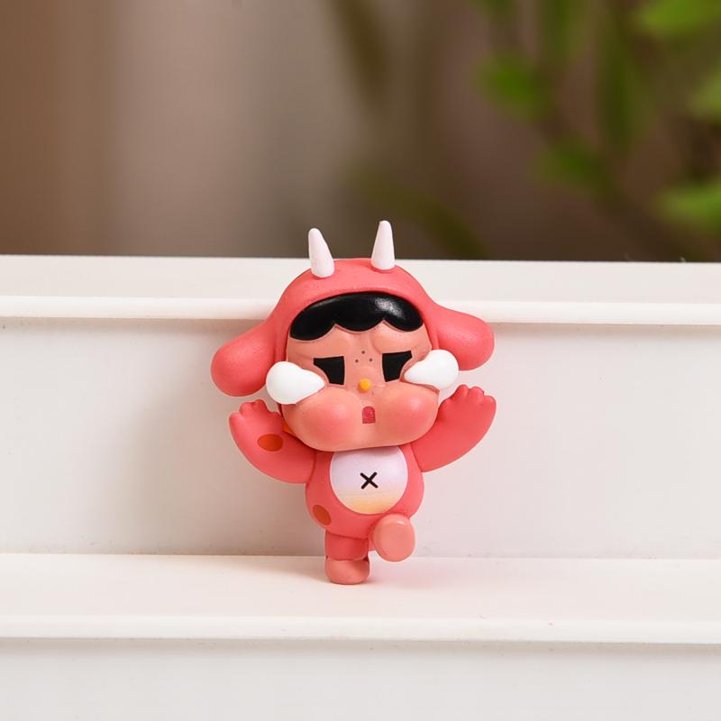 

1 шт. Настільна прикраса Фігурка Дії Міні-Лялька Crybaby Модель Іграшковий Автомобіль Прикраса Для Дитячого Подарунка