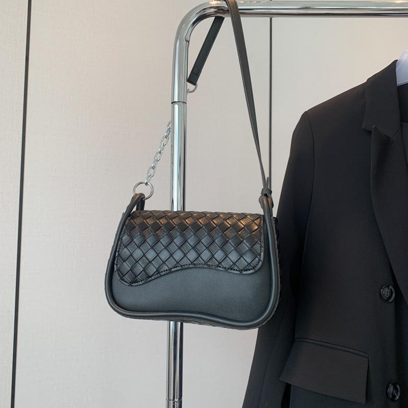 

Модная текстура индивидуальность трендовая маленькая сумка женская весна-лето 2024 нишевая простая квадратная сумка косая сумка через плечо чёрный