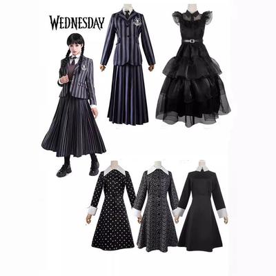 Americké drama Wednesday jako hlavní ženská postava z rodiny Adamsových se stejným oblekem školní uniformy cosplay kostým
