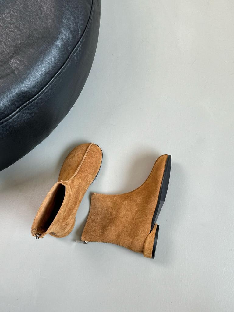 Ny het Koreansk version rund tå mångsidiga korta stövlar dam 2025 nya vinter retro mocka Martin boots nisch låg klack