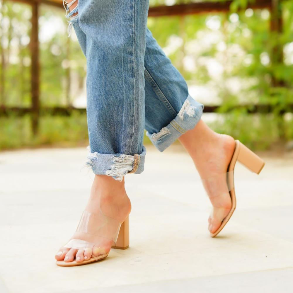 

Женские прозрачные тапочки на коротком каблуке телесного цвета