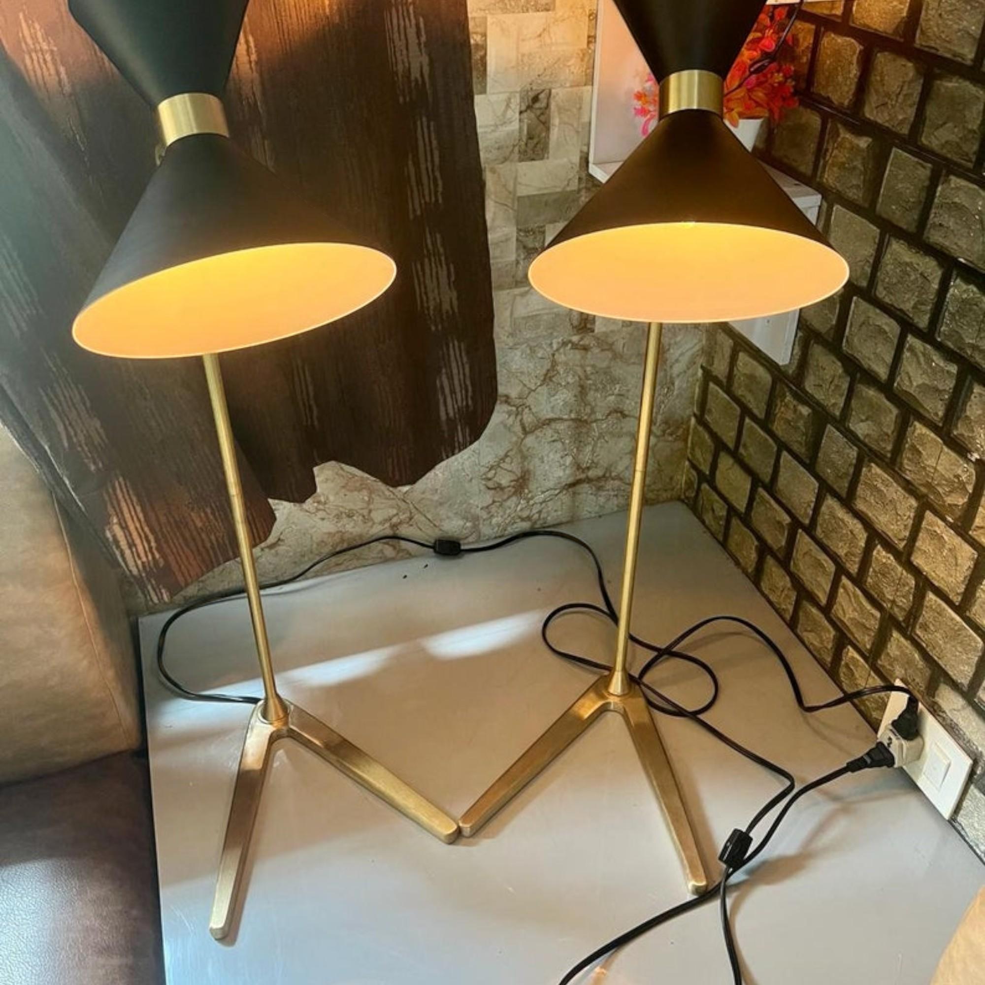 

Черная матовая настольная лампа с двойным конусом - латунное бра для гостиной, кабинета | Ретро-освещение середины века 1950-х годов