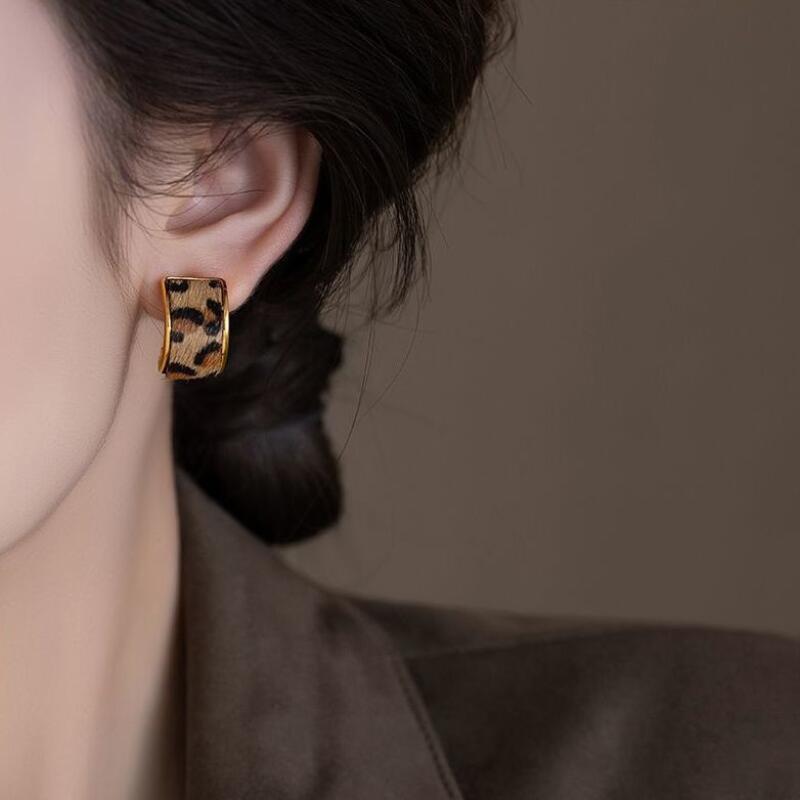 New Creative Leopard C-Shaped Earrings for Women Ladies Light Luxury Temperament Metal Stud Earrings Party Jewelry Accessories