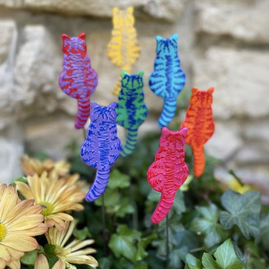 

Cat Garden Stake Resin Cat with Metal Ground Insert Stake Colorful Cat Stake for Flower Beds Yard Art Flower Pot червоний