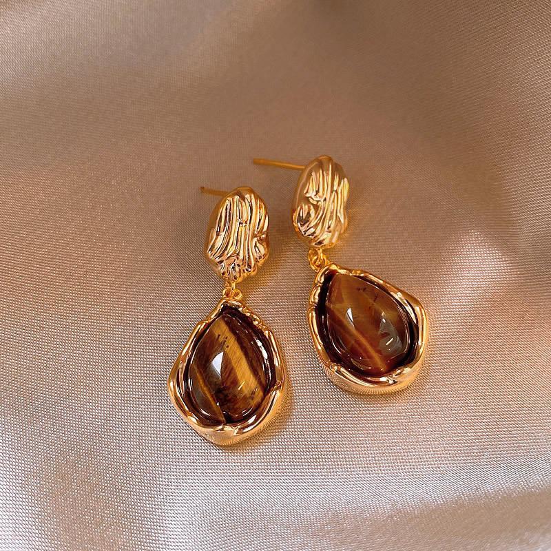 Silver Needle Clover Stud Earrings: Retro Hong Kong Style, Elegant and Fashionable Women's Luxury Jewelry.