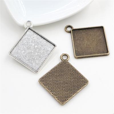 Nouvelle Mode 10pcs Taille Intérieure 10-20mm Base Carrée Plaqué Bronze Argenté Pendentif, Convient aux Cabochons Carrés en Verre 20mm