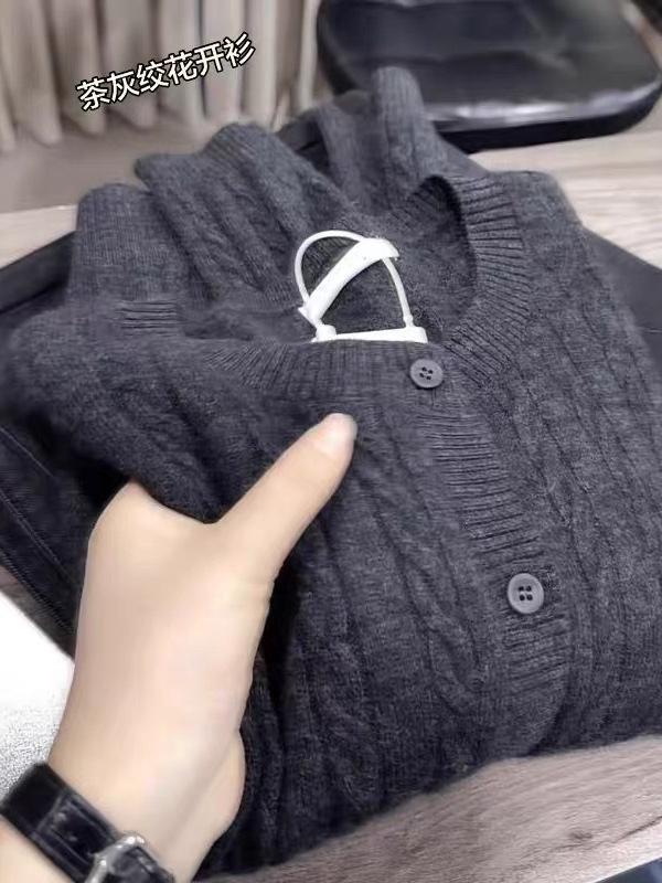 Women's 100% Pure Wool Cable Knit Sleeveless Cardigan with Round Neck and Button-Up Design