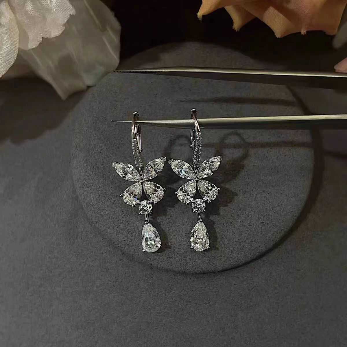 

Цирконовая подвеска-капля воды, серьги-бабочки, изысканный высококлассный темперамент, крючок для ушей, универсальные нишевые модные серьги для женщин