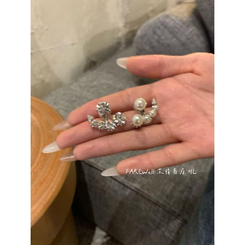 

Flashing Back-Mounted Asymmetric Women s Pearl Stud Earrings Pair of Pearl Rhinestone asymmetric stud earrings