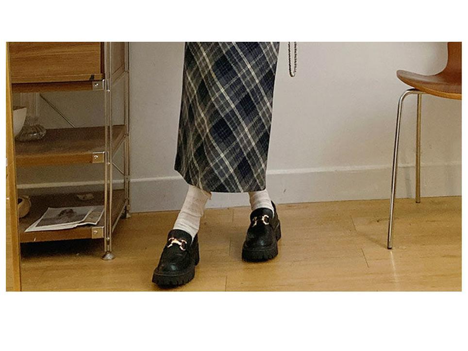 Women's Retro Wool Plaid Midi Skirt: Elastic High-Waist, Slimming A-Line with Slit, Ideal for Autumn/Winter.