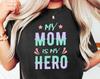 Retro Mutter T-Shirt / Mein Mama Ist Mein Held T-Shirt / Frohen Muttertag 90er Jahre Mama T-Shirt / Personalisiertes Muttertagsgeschenk Weihnachten Damen T-Shirts Tops