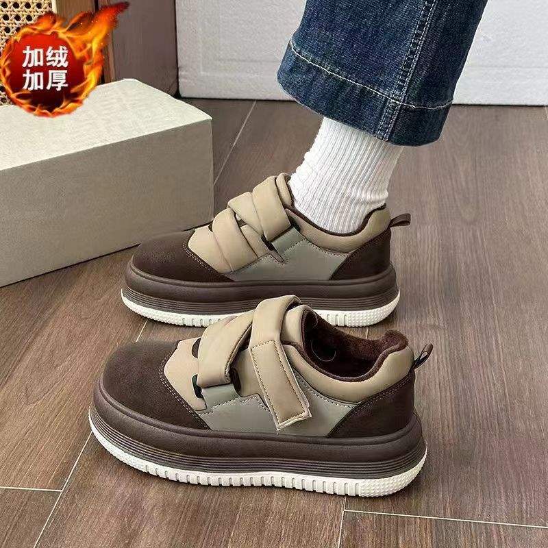 Thick-soled autumn and winter 2025 velvet casual bread shoes women's warm new magic sports board shoes sneakers
