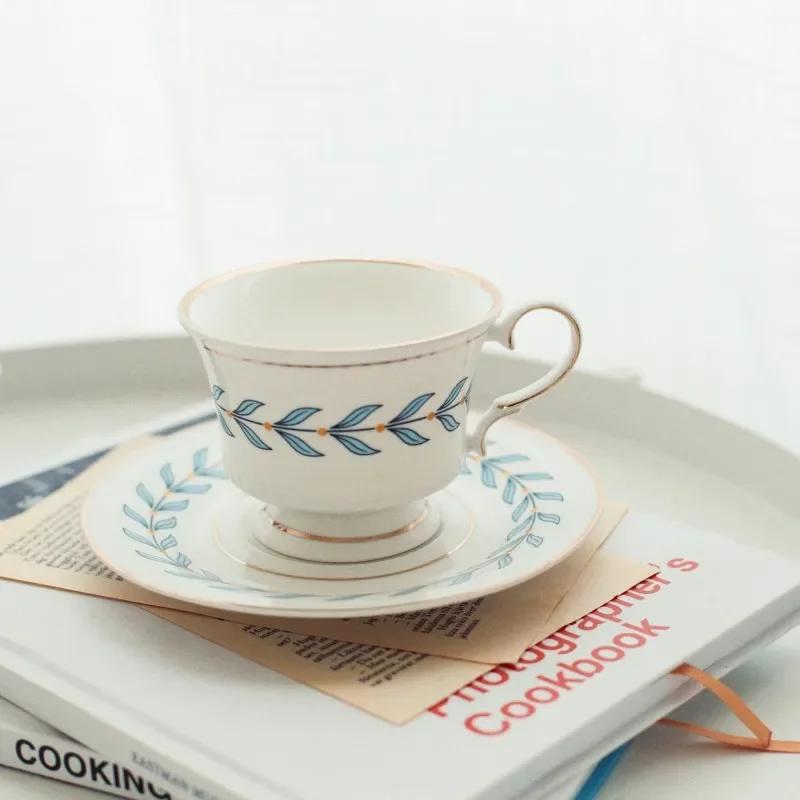 

Фарфоровый чайный набор из старинной кости, изысканная керамическая кофейная чашка с цветочным узором и белой тарелкой, украшение для обеденного стола для домашнего использования синий