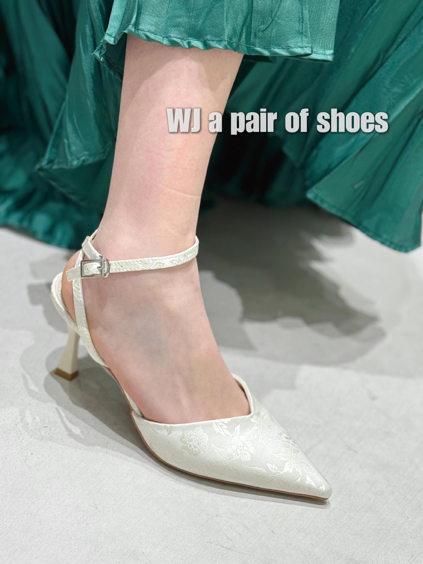 

Гуофэн однословная пряжка с сумкой на носке сандалии женские тонкие каблуки 2024 лето французский темперамент с принтом острый носок пустые высокие каблуки 37 белый