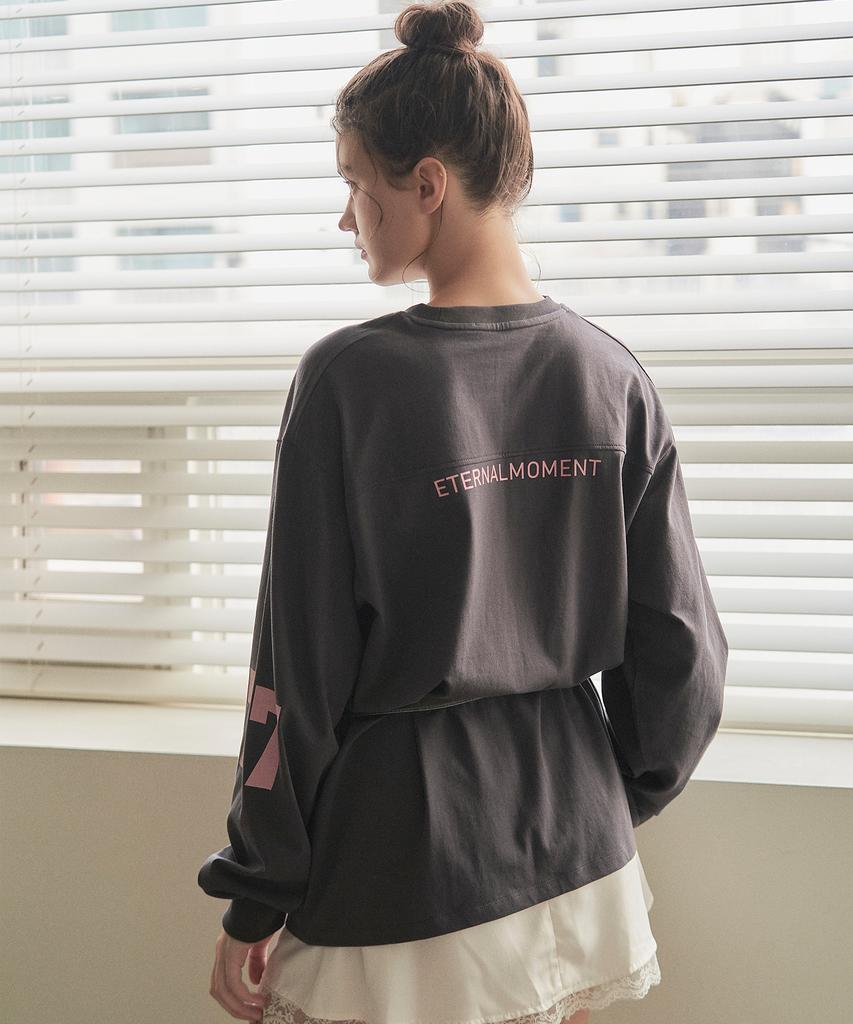 Iteoneolmomeonteu Number Point Loose Long Sleeve Tee _ Charcoal