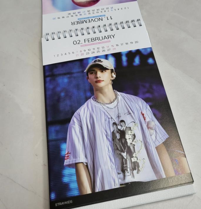 Stray Kids Hyunjin Stolní kalendář 2026 & 2027 K-pop Fanouškovské zboží